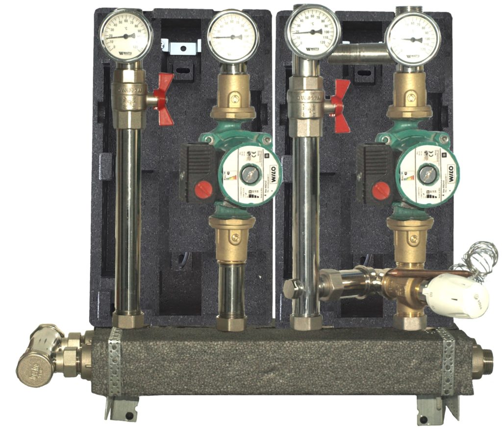 Heizungsarmaturen montiert: Verteiler mit hydraulischer Pfeilfunktion mit thermomischenden Pumpengruppen