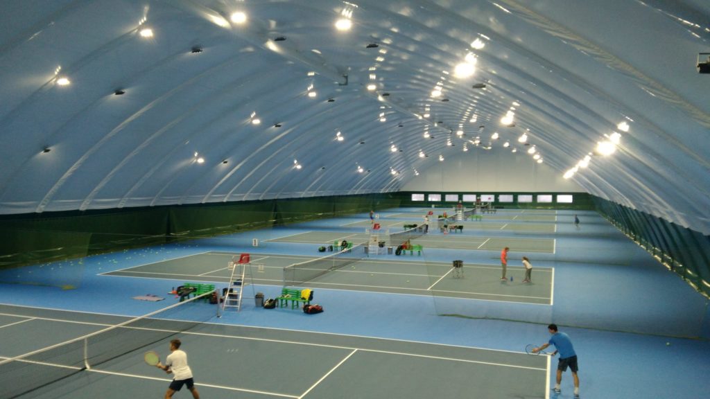 Beheizter Tennisplatz (innen)