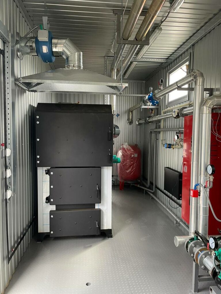 Heizräume mit Festbrennstoffkesseln mit Pelletbrenner können in Produktionsbetrieben zur Deckung verschiedener Wärme- und Energiebedürfnisse eingesetzt werden